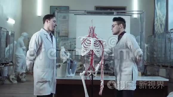 医学解剖学课学生和教师视频