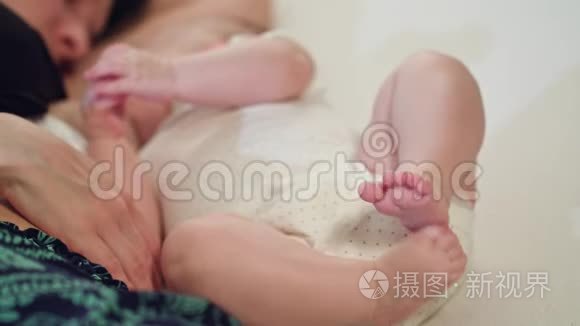 新生儿母乳喂养足焦点