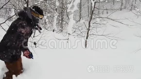 活跃的男子滑雪者骑在粉末上