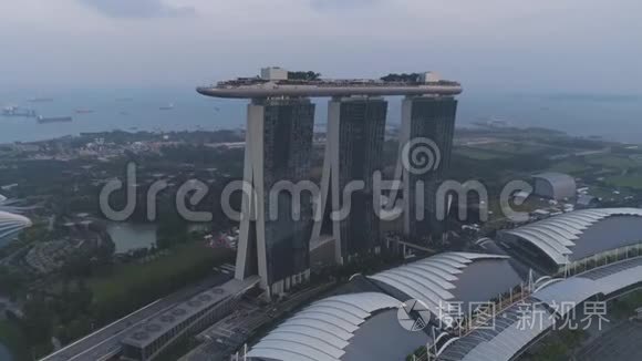 著名的新加坡滨海湾金沙酒店的美丽顶景。 中枪。 三个高塔酒店和游泳池