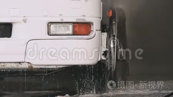 洗车工用水清洗卡车视频