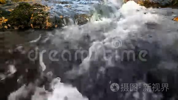 小溪从岩石上流过特写视频