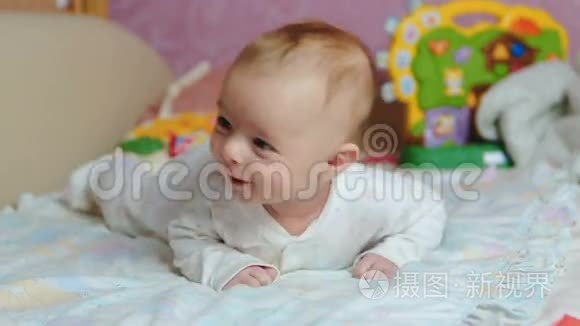 刚出生的婴儿在肚子上享受乐趣。