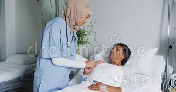 女医生安慰躺在病床上的病人视频