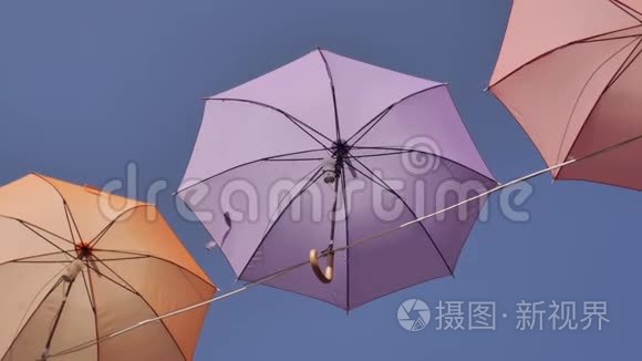 户外特写彩色雨伞.短视频