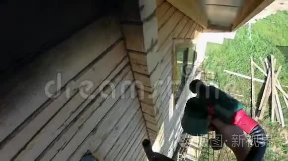 夏季从街上修补房子的木墙视频
