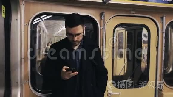 有智能手机的商人乘坐地铁列车视频