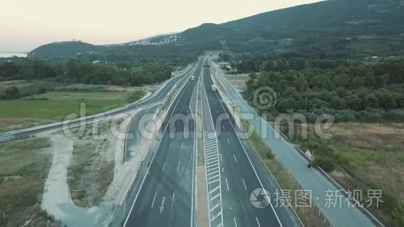 空中射击。 从上面看希腊公路上的汽车