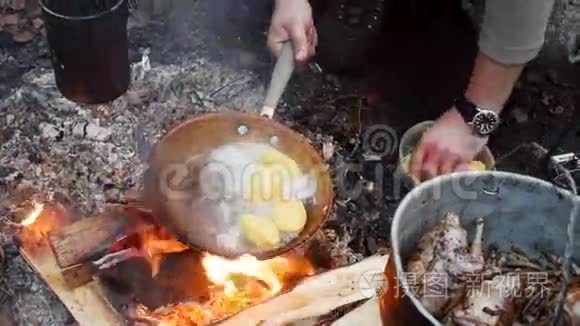 户外平底锅里炸的土豆视频
