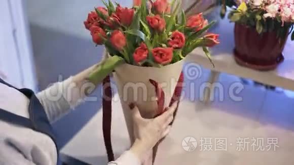 把花店铺上的红花叠起来视频