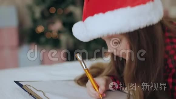 小女孩给圣诞老人写信视频