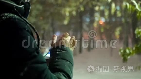 他看着电话欣赏雪景视频