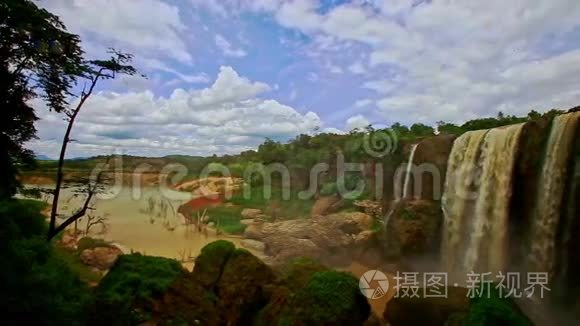 热带丘陵间的大象及岩石剪影视频