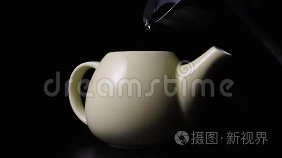 把开水倒进茶壶里视频