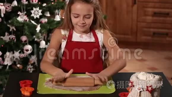 女孩用面团切圣诞饼干形状视频