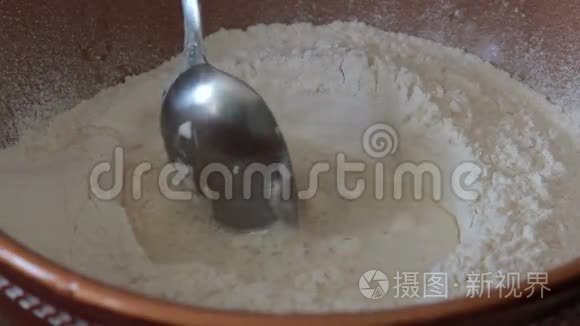 厨师把面粉和鸡蛋混合在一起视频