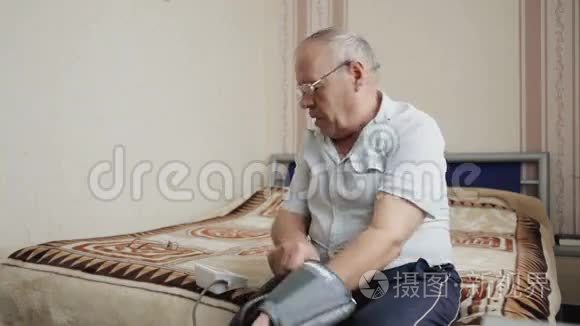 测量血压的老人视频