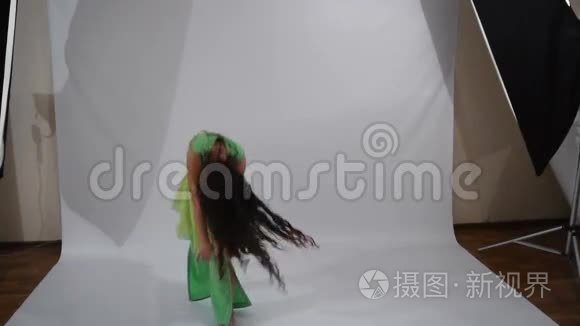 女孩跳民间舞蹈视频