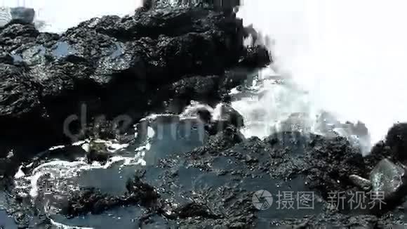 夏威夷科纳黑熔岩上的海浪冲浪