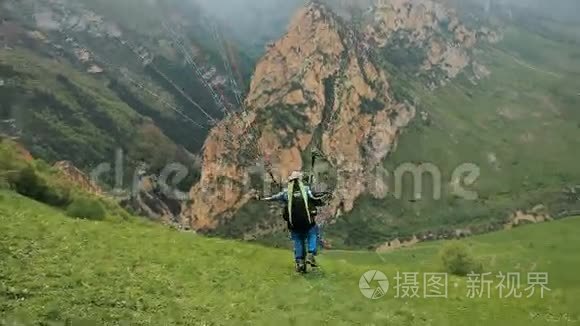 起飞滑翔伞在群山的背景上串联视频