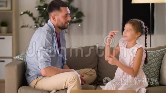 爸爸和女儿在家玩拍手游戏视频