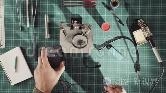 男性手测量电线中的电压视频