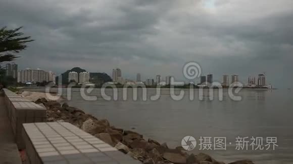 低潮时海湾边缘的城市景观视频