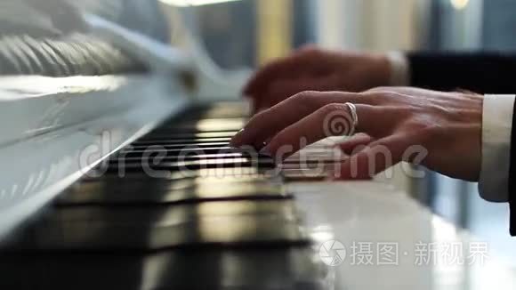 钢琴家把钢琴弹得很近视频