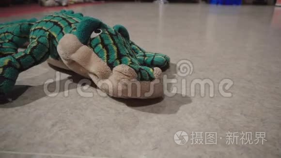 玩具绿鳄鱼躺在地板上视频