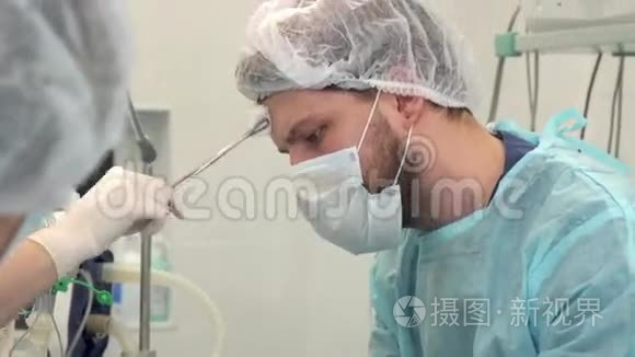 外科小组在手术中使用器械视频