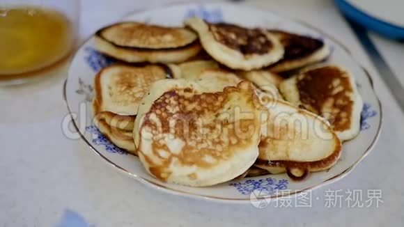 桌上有美味的煎饼视频