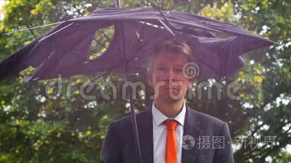 在雨中躲在破雨伞下的白人商人视频