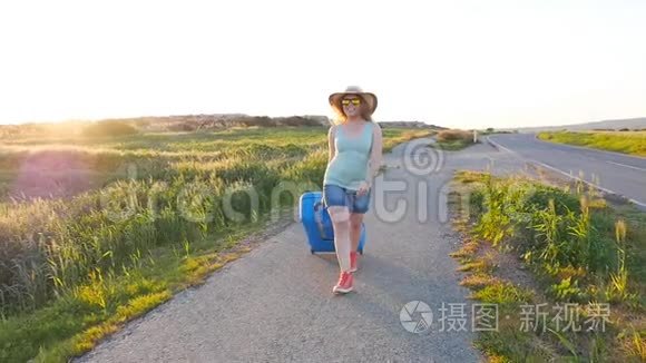 带手提箱的年轻女人。 旅行概念