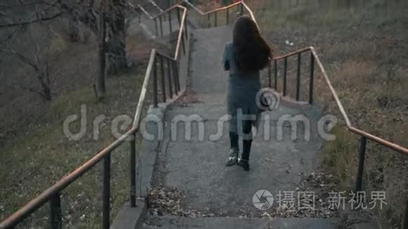 小女孩走在奥图姆街的老楼梯旁视频