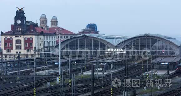 日落后阴天，4k，4096p列车进出布拉格主火车站的延时录像