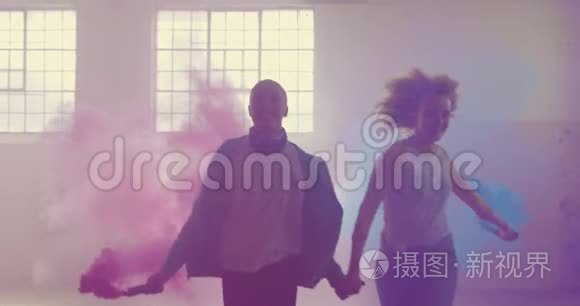 在废弃的仓库里的时髦男女视频