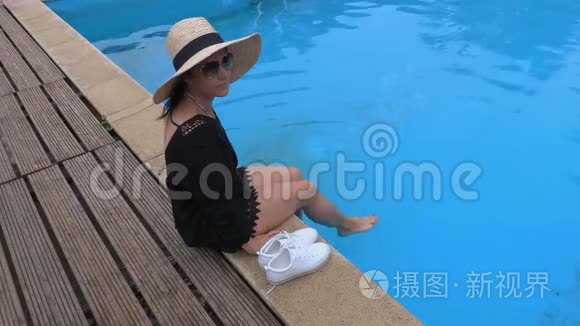 女人在游泳池附近放松