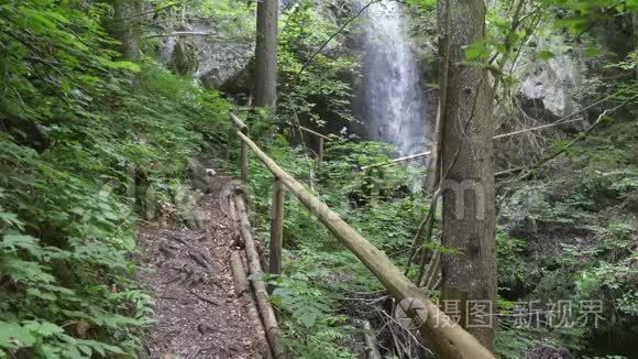 女徒步旅行者走在瀑布附近视频