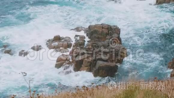 汹涌的巨浪撞击海洋中的岩石视频