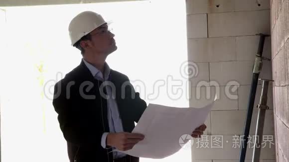 建筑师从内部检查施工