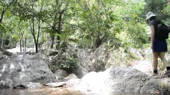旅行妇女攀岩到瀑布视频