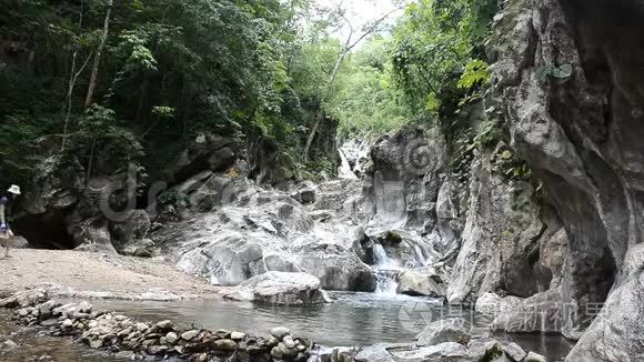 旅行妇女攀岩到瀑布视频