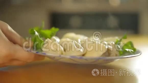 盘子里放着饺子