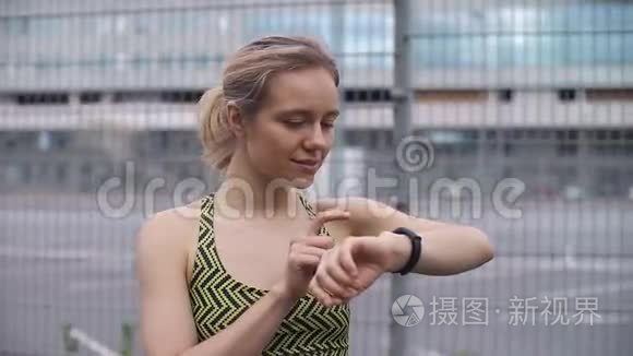 慢跑的女人检查她的健身手镯视频