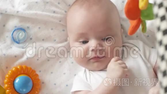 婴儿吮吸手指，特写。 4K超高清，UHD婴儿的外观在相机近距离拍摄。 可爱的小宝宝