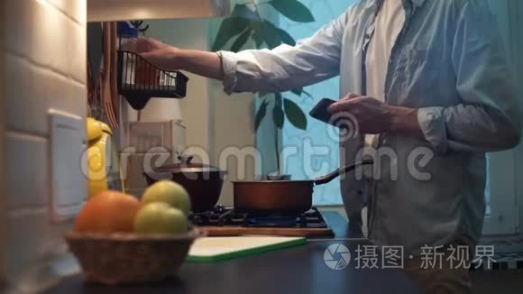 男人往炉子上撒盐在厨房做饭视频