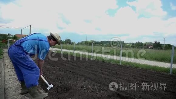 人类用铁锹手动翻动一些泥土视频