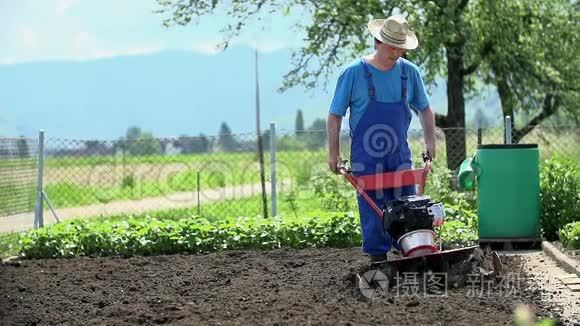 蓝领男子慢动作耕种土地视频