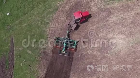 农用拖拉机播种和田间栽培视频