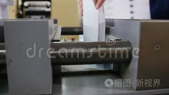印刷机上的操作员打印一本日记视频